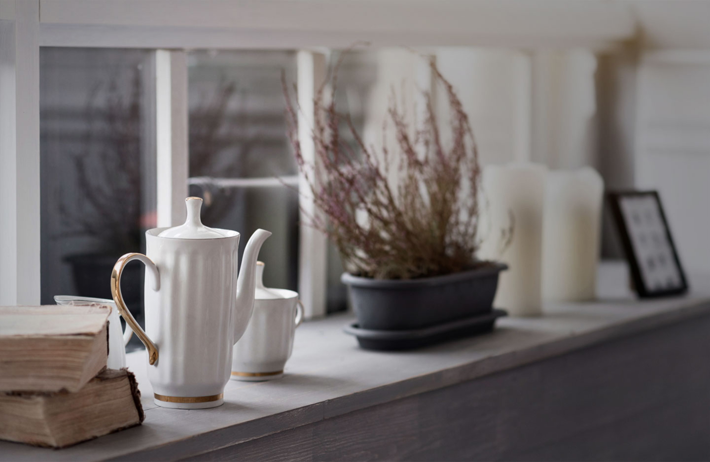 Vindueskarm pyntet med planter og dekorationer fra Karmen - Bæredygtige produkter