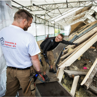 Tømrere gennemgår genbrugsmaterialer til byggeprojekter